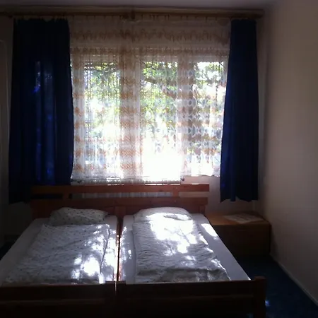 Malomtavi Vendeghaz * 陶波尔曹